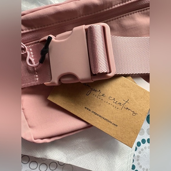 NWT- THE JULIA BAG
Pink rose fanny pack
Soft vegan leather
comes with dust bag - Picture 7 of 16